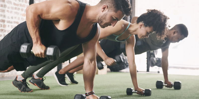 Sportivi durante l'allenamento di forza con i pesi