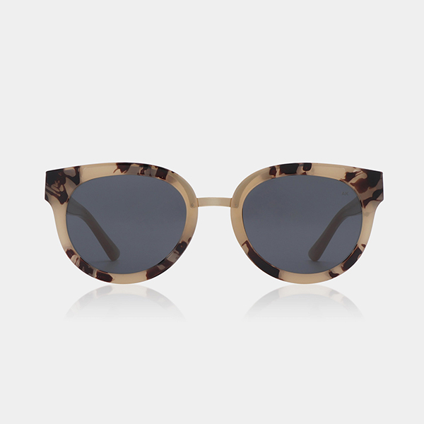 A product image of the A.Kjaerbede Jolie sunglasses in Hornet.