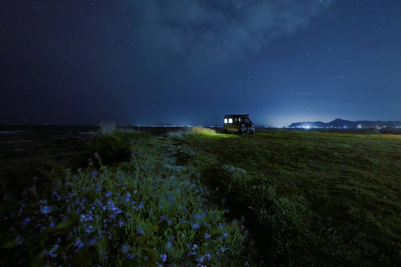 夜のキャンプ場で停車するGMLVAN S-01　ダイハツハイゼットカーゴベース