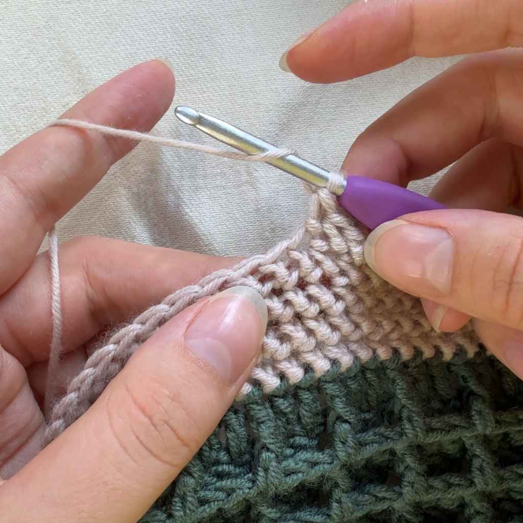 Halbes Fischgrät-Stäbchen. Schritt 1: Umschlag machen.