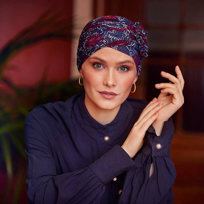 Frau mit modernem Turban von Christine Headwear bei Chemotherapie