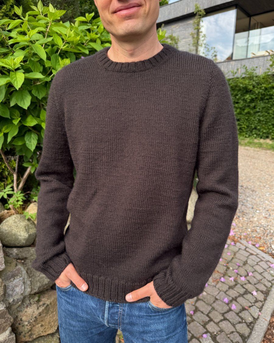 Mand iført brun Niels Sweater
