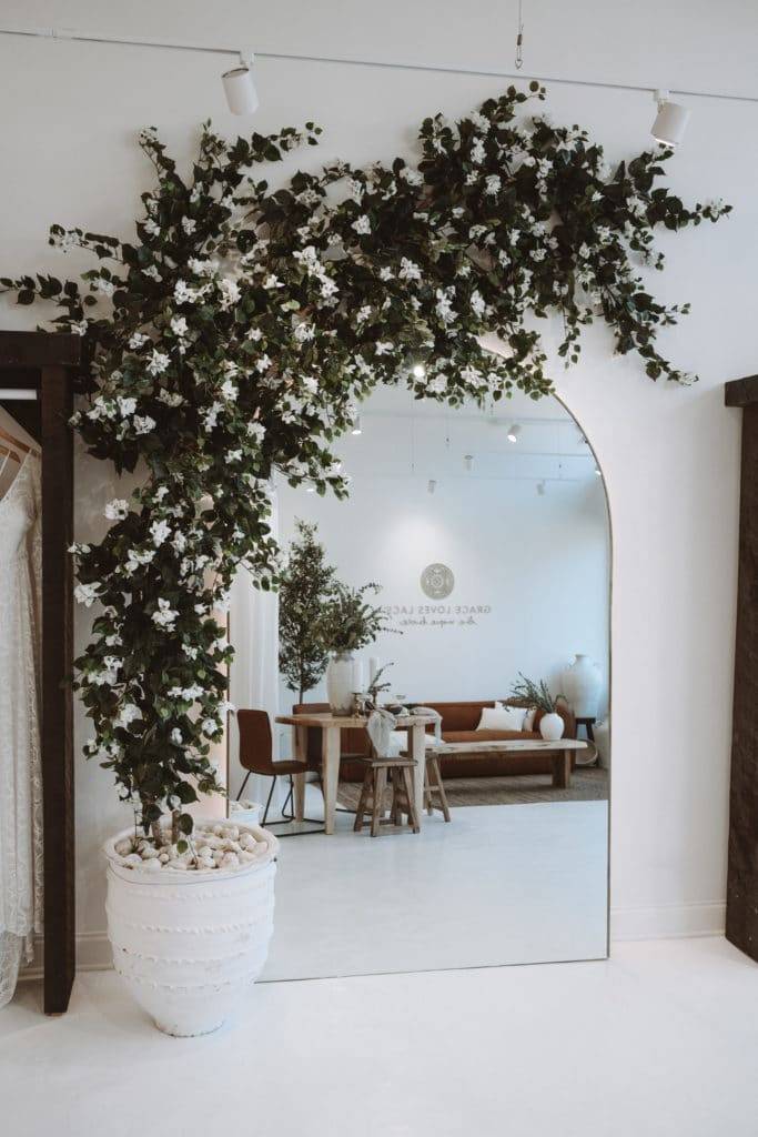 El aspecto minimalista del espacio blanco de la tienda de novias Grace Loves Lace Minneapolis