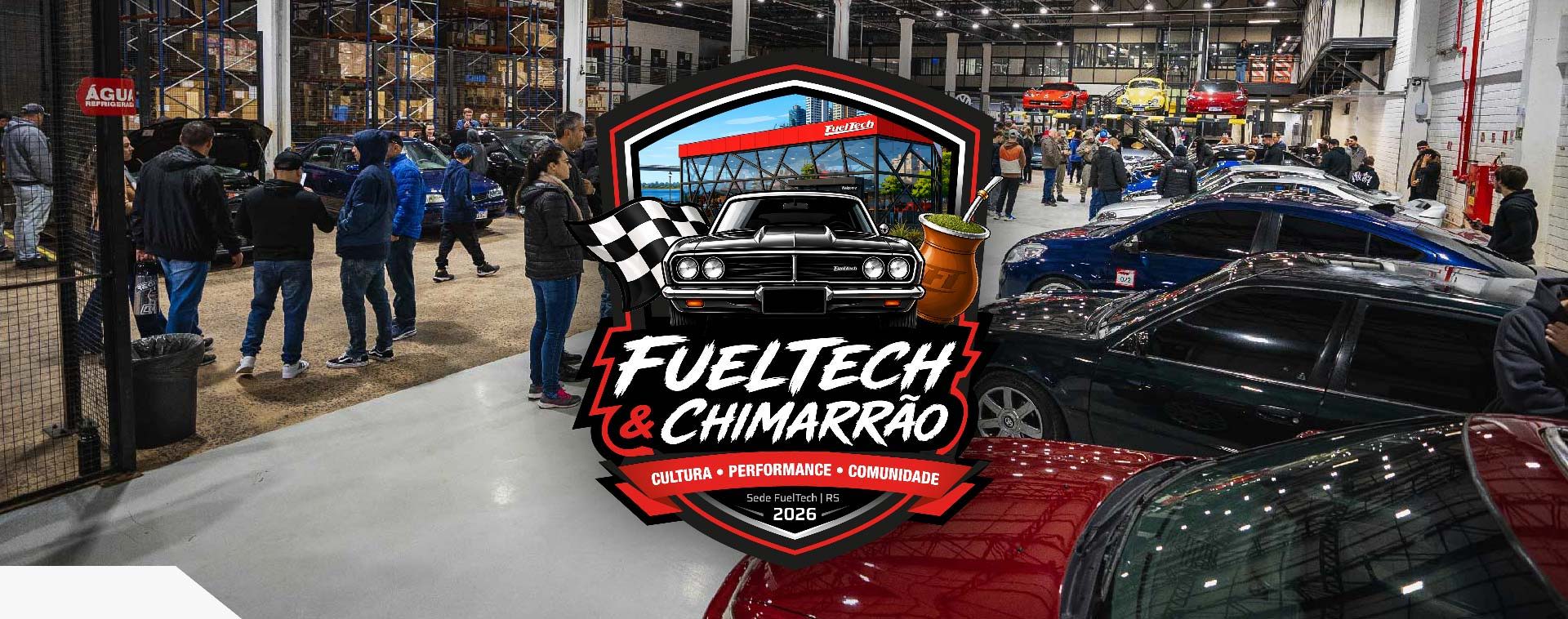 Banner com uma foto do evento com carros em exposição dentro da FuelTech e, por cima da imagem, o logotipo do FuelTech & Chimarrão.