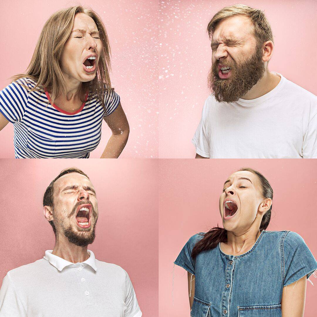 Montáž čtyř obrázků lidí, kteří neustále kýchají, možná kvůli alergii. Všichni jsou uprostřed hlučného „hepčí“!
