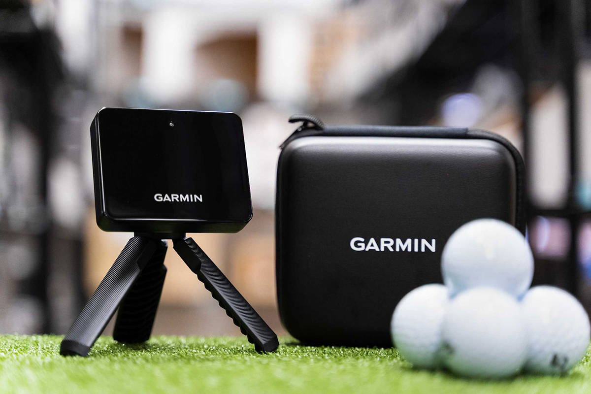 The Garmin Approach R10 launch monitor with case and golf balls