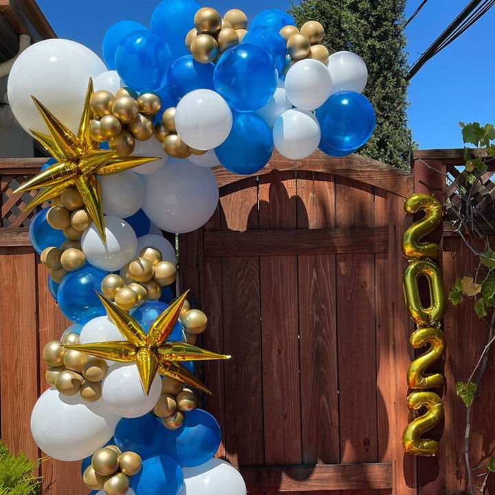 Immersive balloon ceiling installation