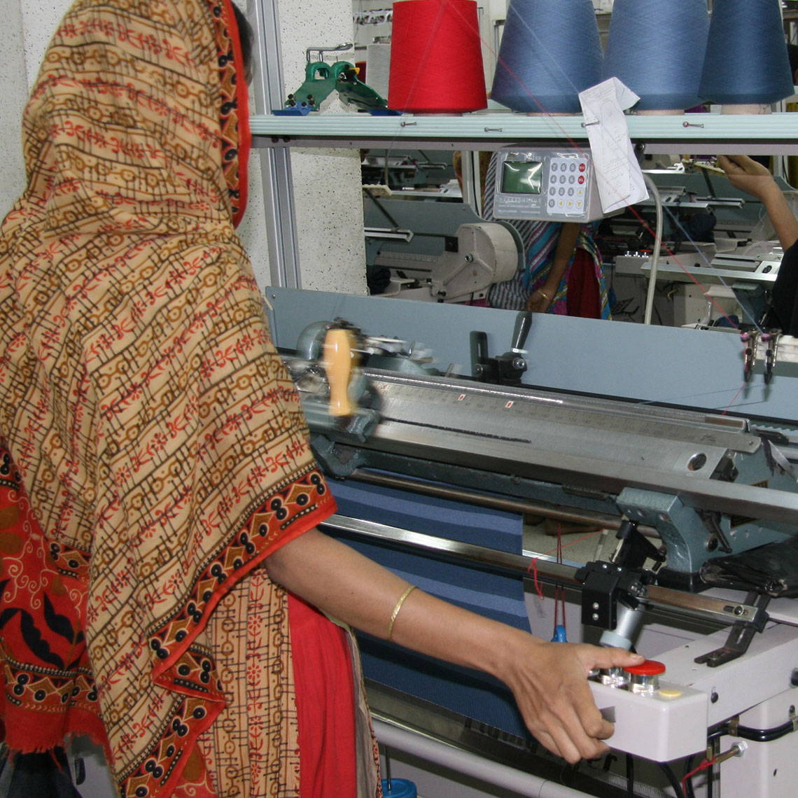 Textilproduktion in Indien in der Produktionshalle