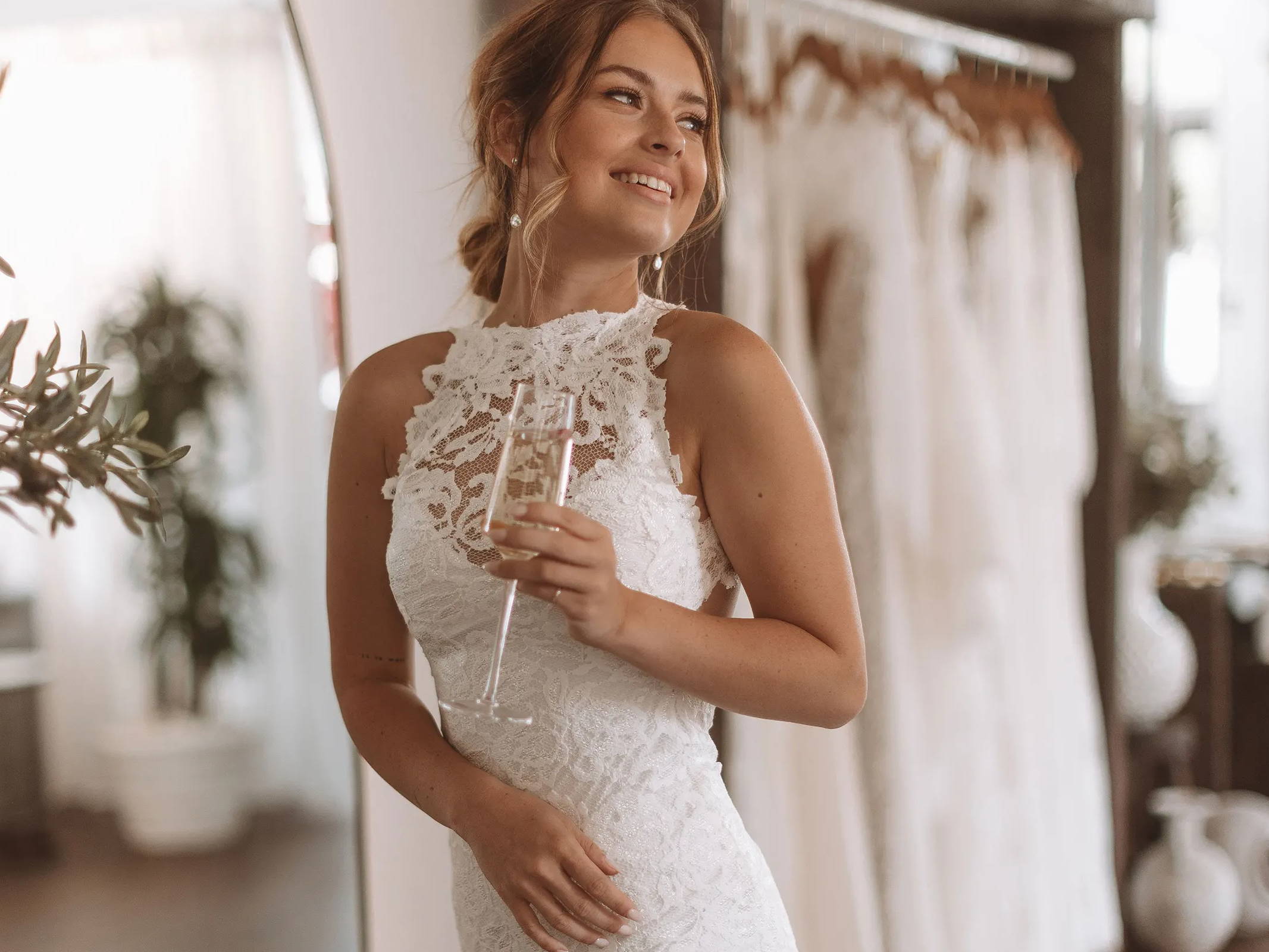 Novia con el vestido Grace Loves Lace Alexandra bebiendo burbujas