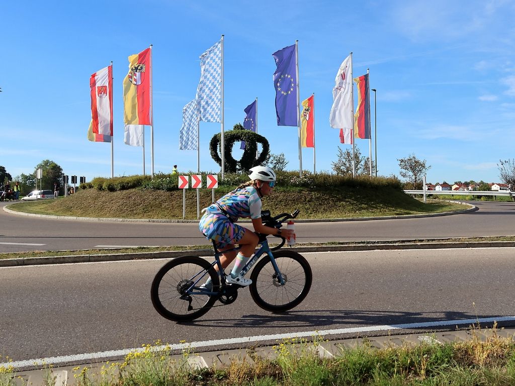 Athletin auf der Radstrecke beim triathlon.de CUP Königsbrunn 2026.
