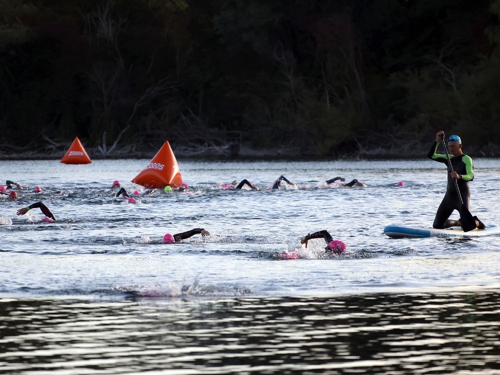 Schwimmer im Ilsesee beim triathlon.de CUP Königsbrunn 2026.