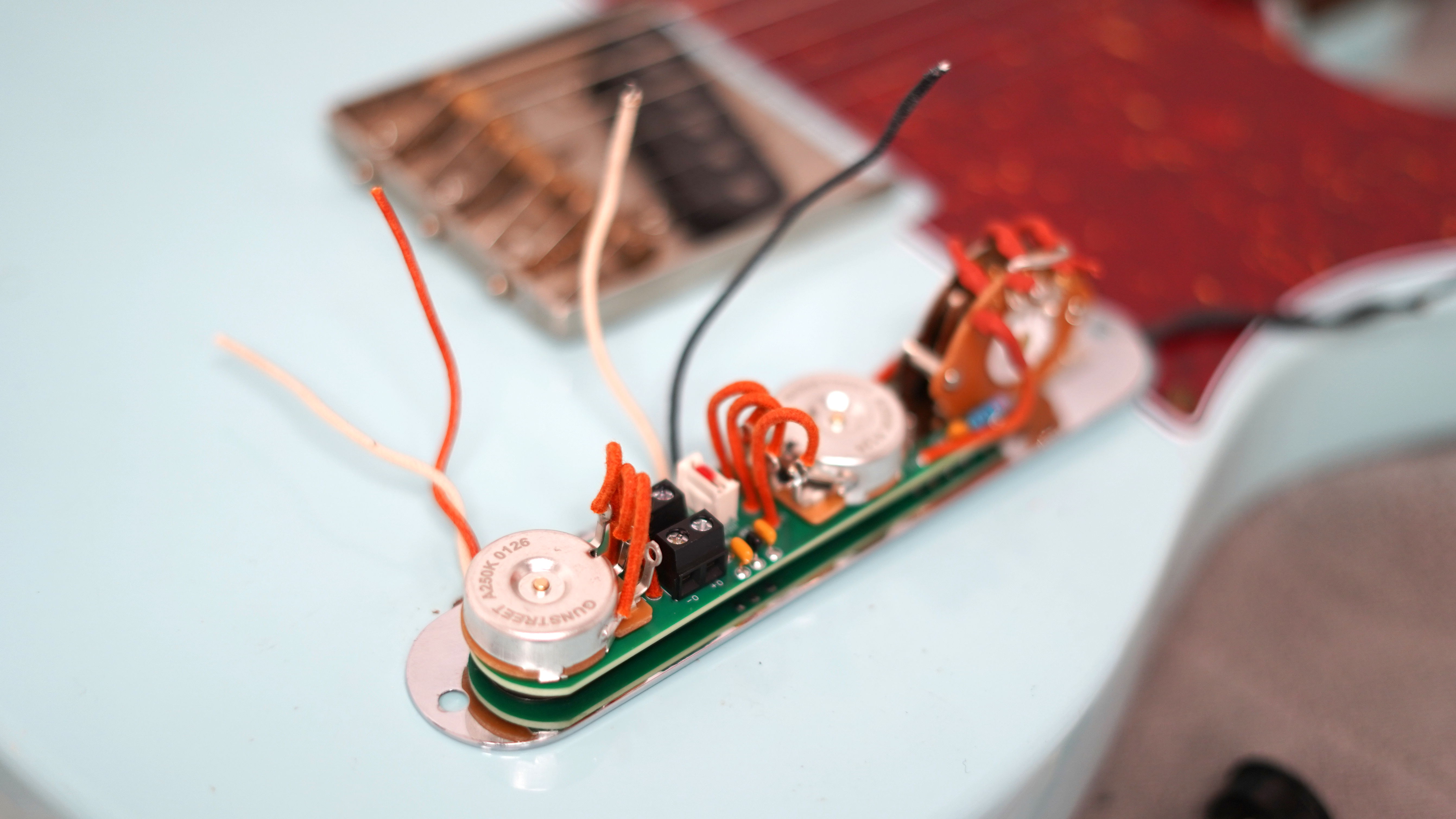 Fitting the wiring harness to the control plate