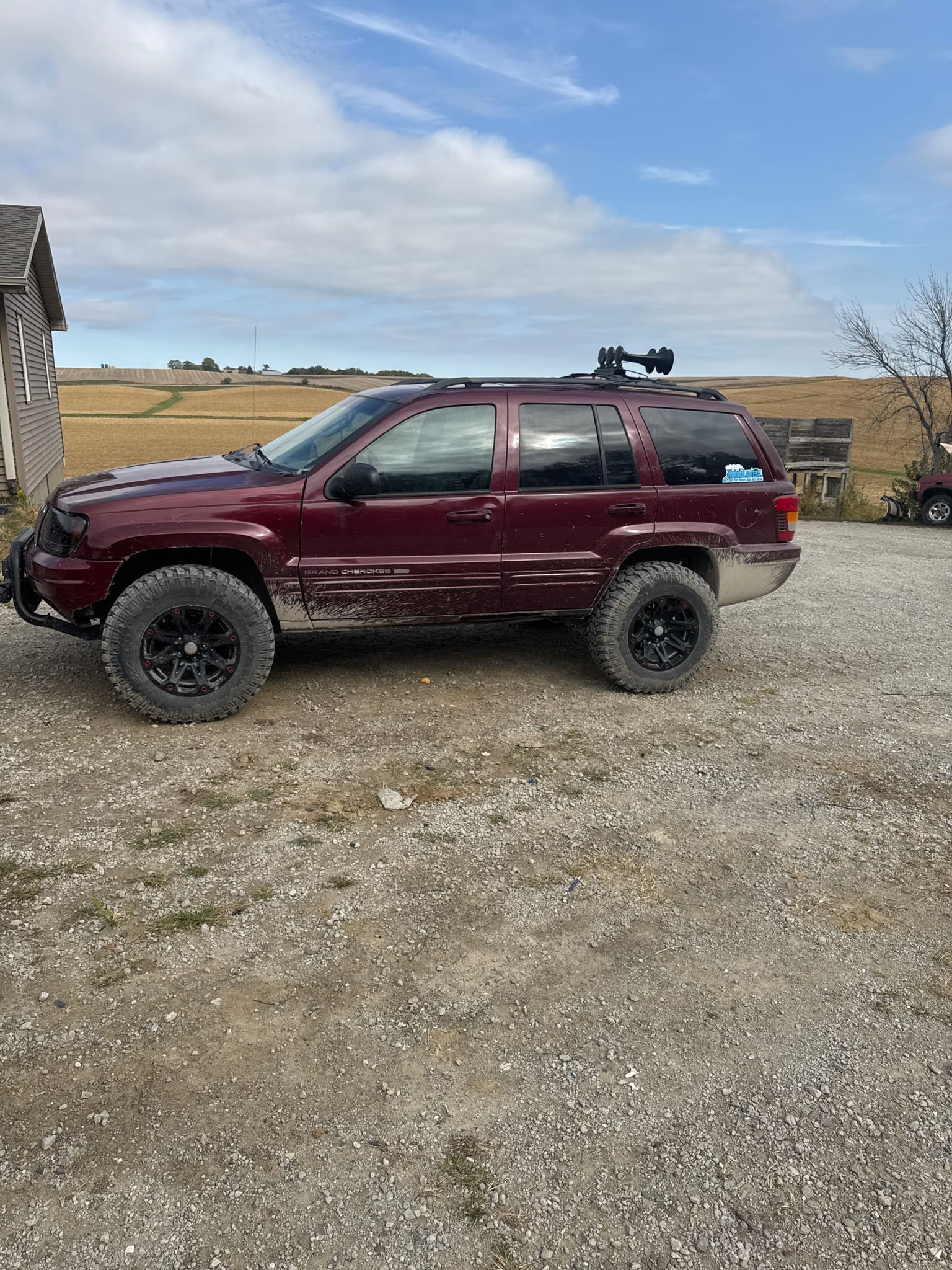 Traer's 2002 Jeep Grand Cherokee Train Horn Install | Flatlaw 3-Liter Horn Kit