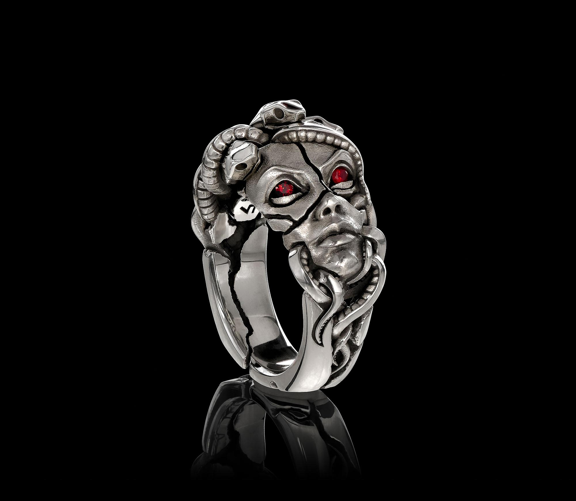 Patrona Medusa Ring in 925 Sterling Silver with Red Garnet Gemstones