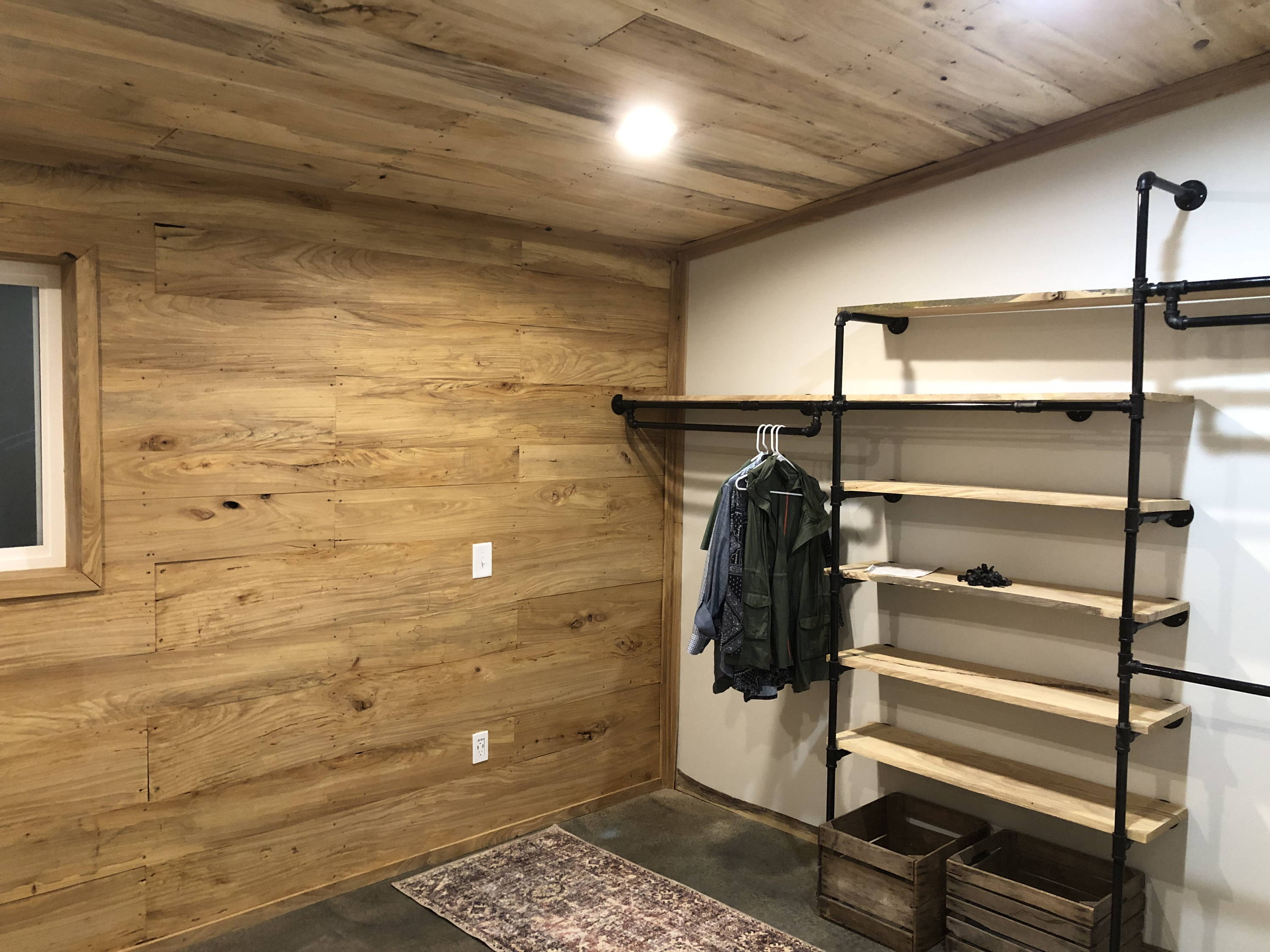 Storage and shelving in the cabin