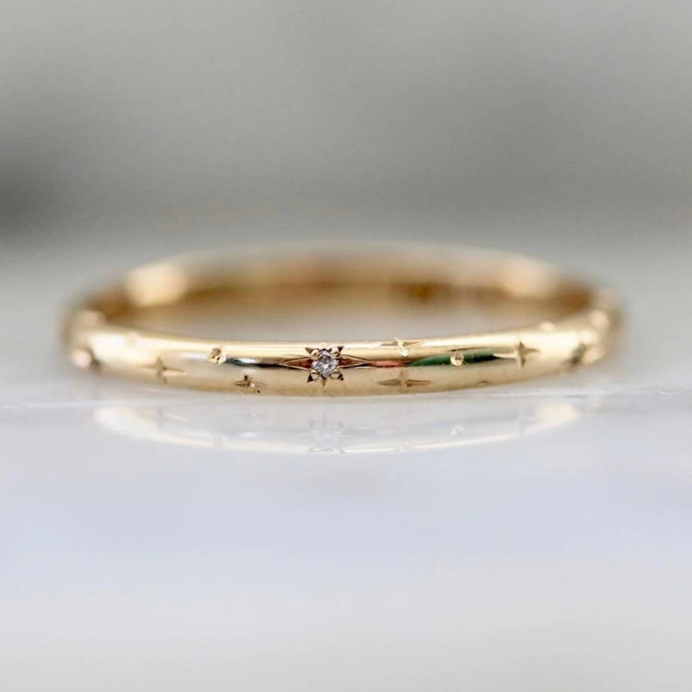 celeste-minor-diamond-engraved-gold-band