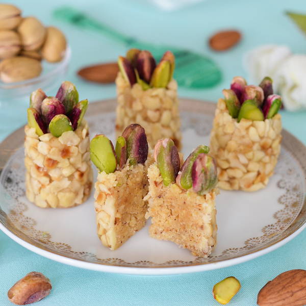 Chopped almond, and hazelnut topped with pistachio