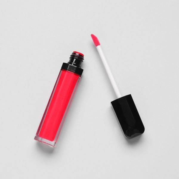 Must-Have Products for Natural Makeup - Lip tint