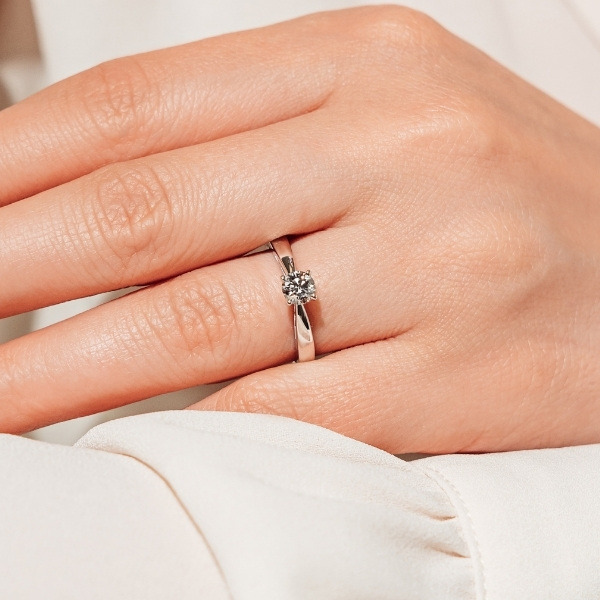 round cut diamond engagement ring