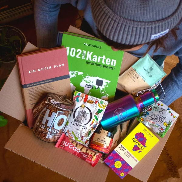 Marie hält eine Box mit vielen sinnvollen Geschenken