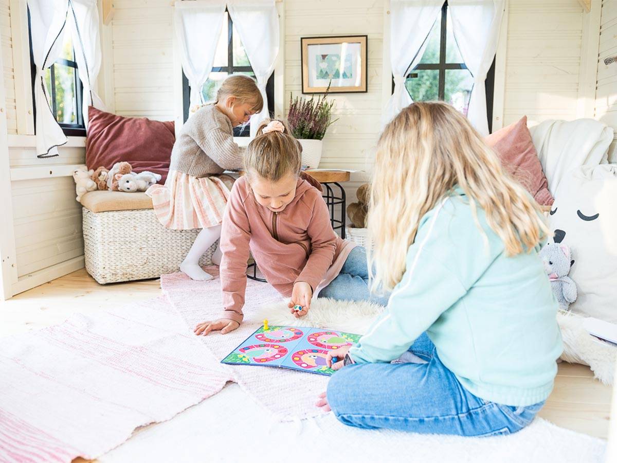 Lapsed mängivadad 2 disain täispuidust värvitud mängumaja  põrandal lauamängu