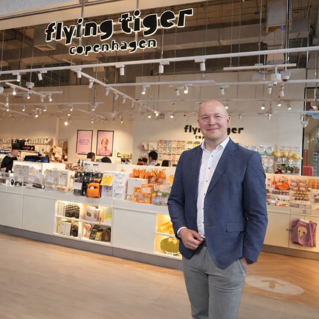 Jens Aarup Mikkelsen staat voor een Flying Tiger Copenhagen winkel.