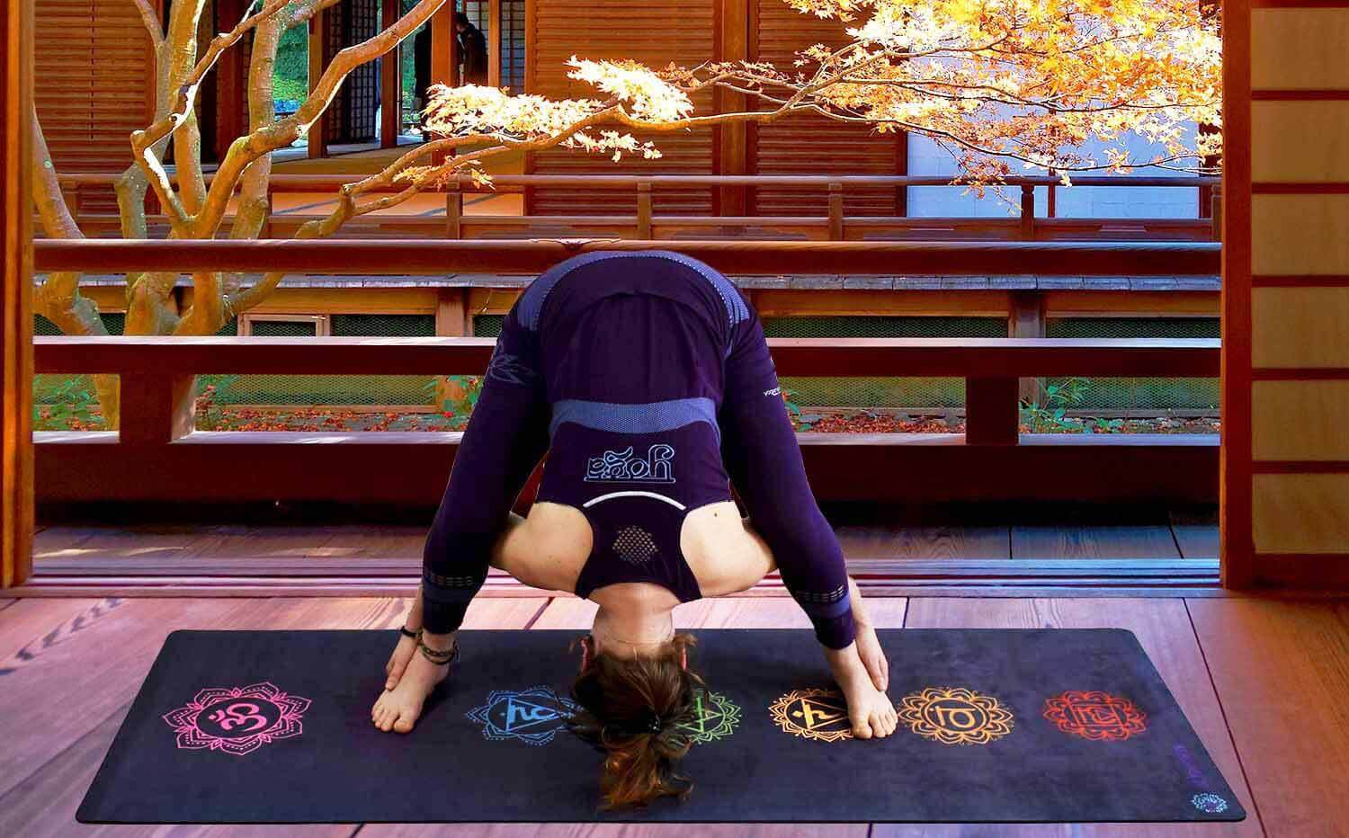 Yogini portant un debardeur yoga sans couture violet lotus sur un tapis de yoga liege dans une salle d'un temple bouddiste - Achamana