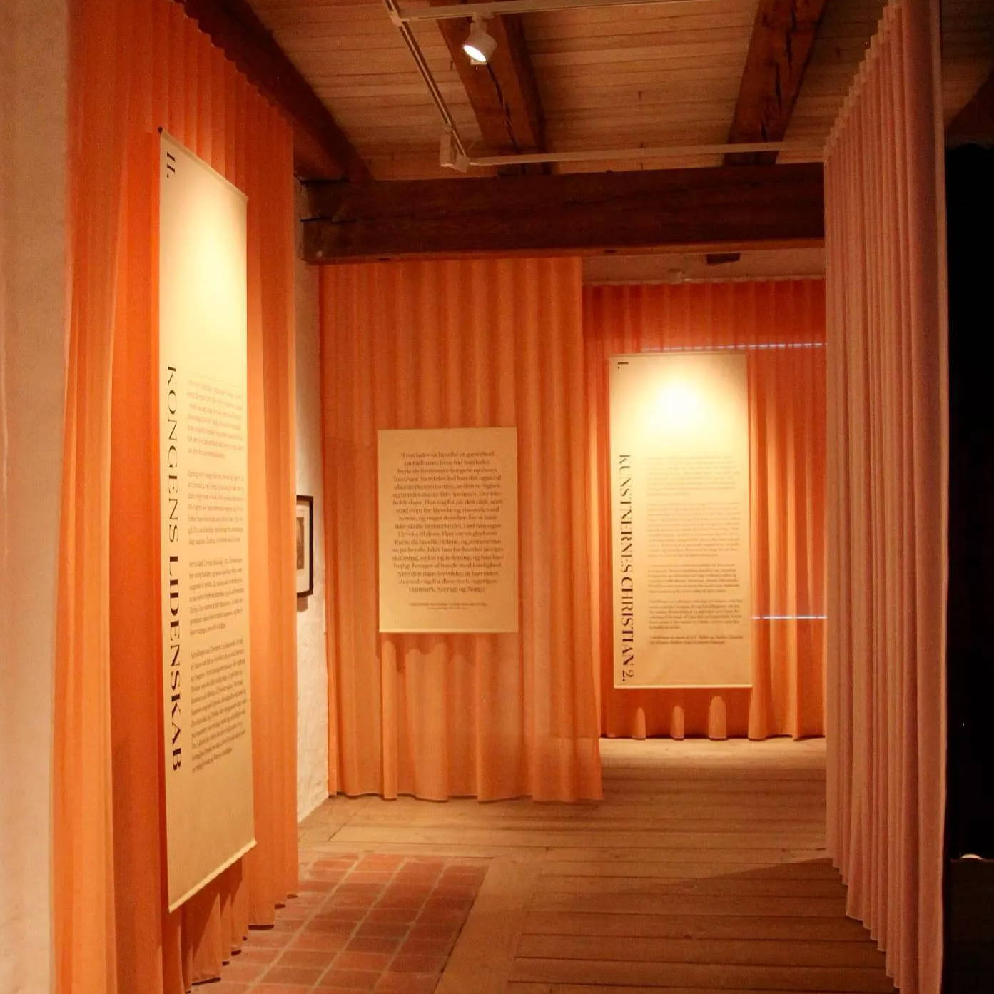 Gardiner på specialmål. Gardiner efter mål. Lette gardiner. Transparente gardiner. Farvede gardiner. Gardiner i god kvalitet. Speciallavede gardiner. Køb gardiner. Inspiration gardiner.