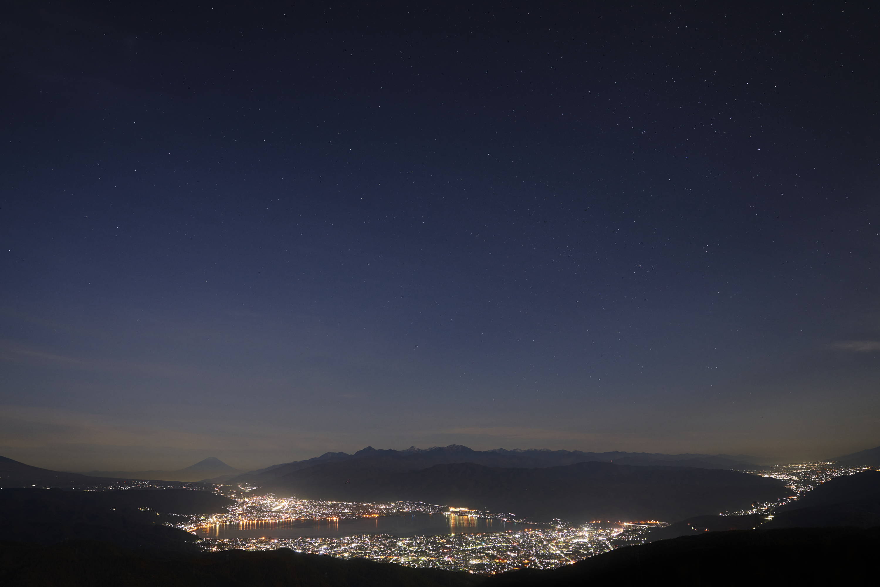 展望台から撮影した夜の諏訪湖方面