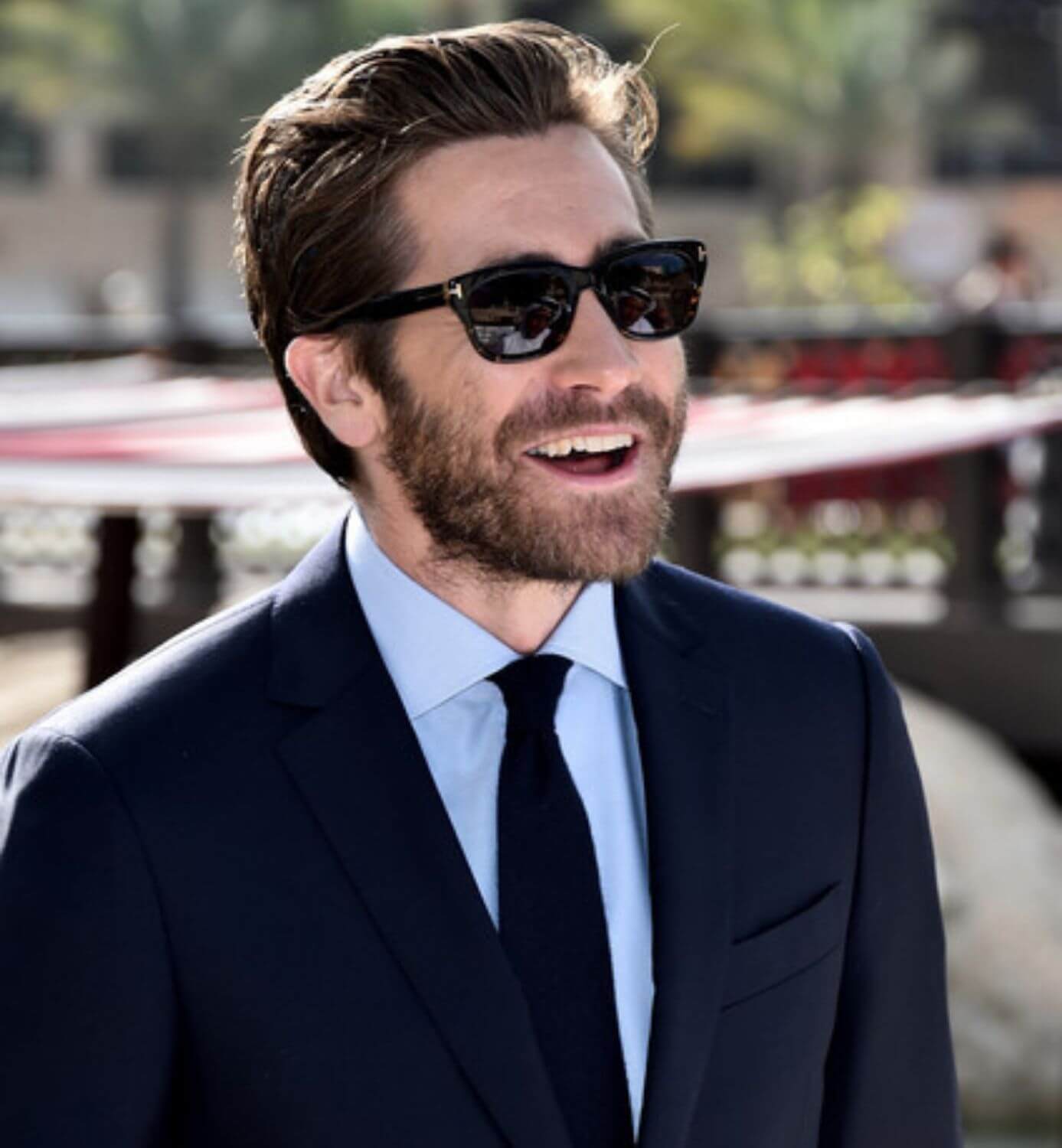 Jake Gyllenhaal portant des lunettes de soleil wayfarer
