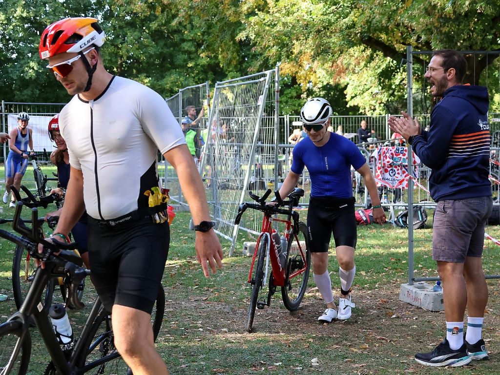 Athleten beim Wechsel zur Radstrecke.