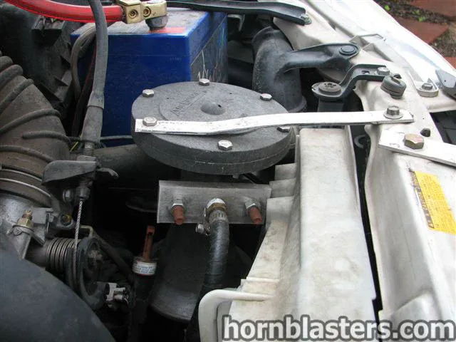 Circular horn solenoid manifold black hose radiator support engine bay 2001 Toyota Corolla Nathan AirChime K5LA gallery photo 4