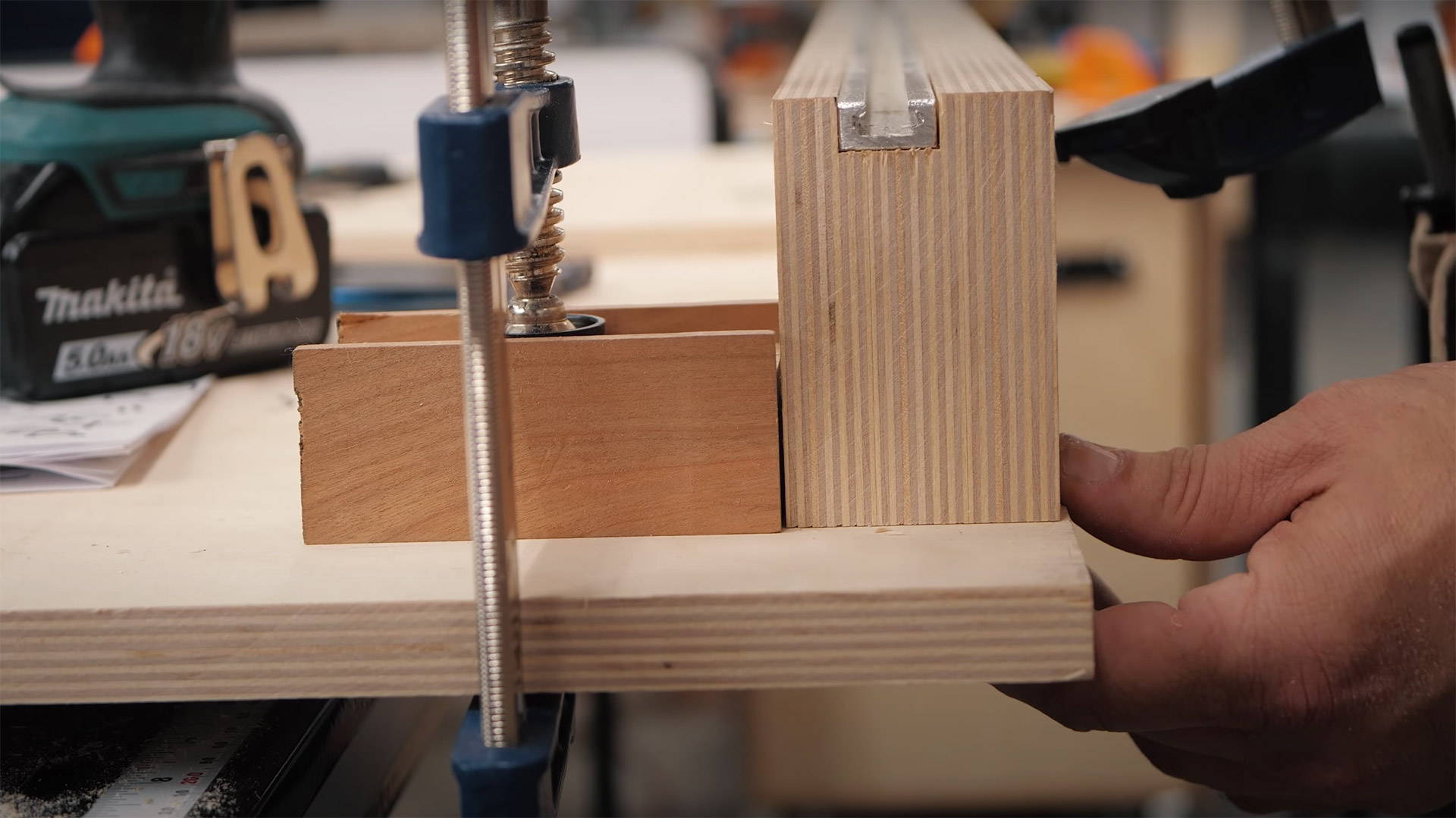 Adjusting crosscut sled fence