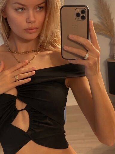  A selfie of Frida Aansen wearing a crystals ring and goldne jewelry.