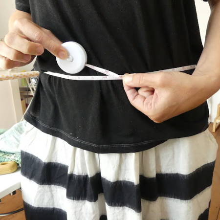 Using a retractable tape measure to measure a waist 