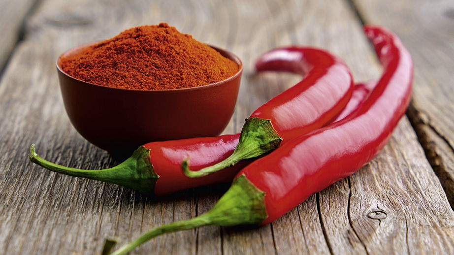 Chilischote und gemahlener Chili.