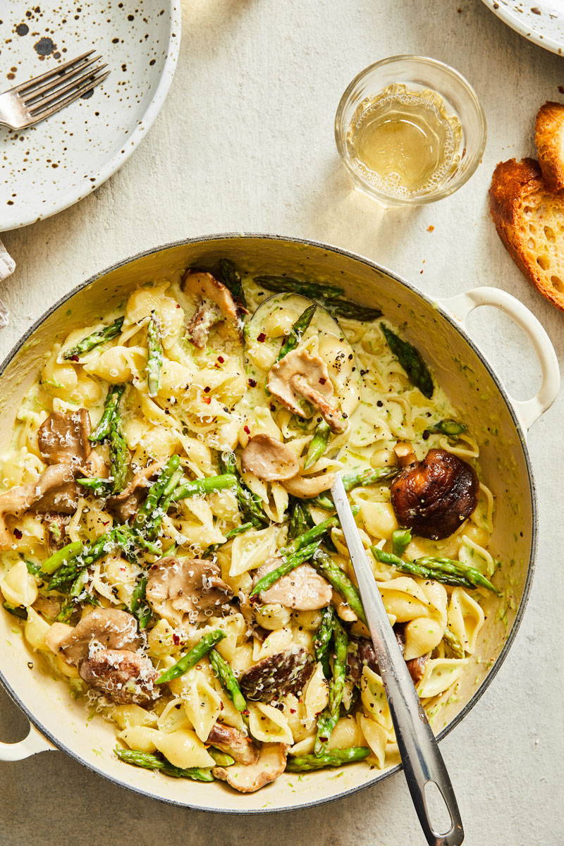 Shell pasta with mushrooms and asparagus in a creamy sauce