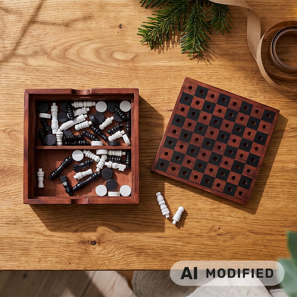 Une boîte de jeu en bois avec des pièces de jeu noires et blanches.