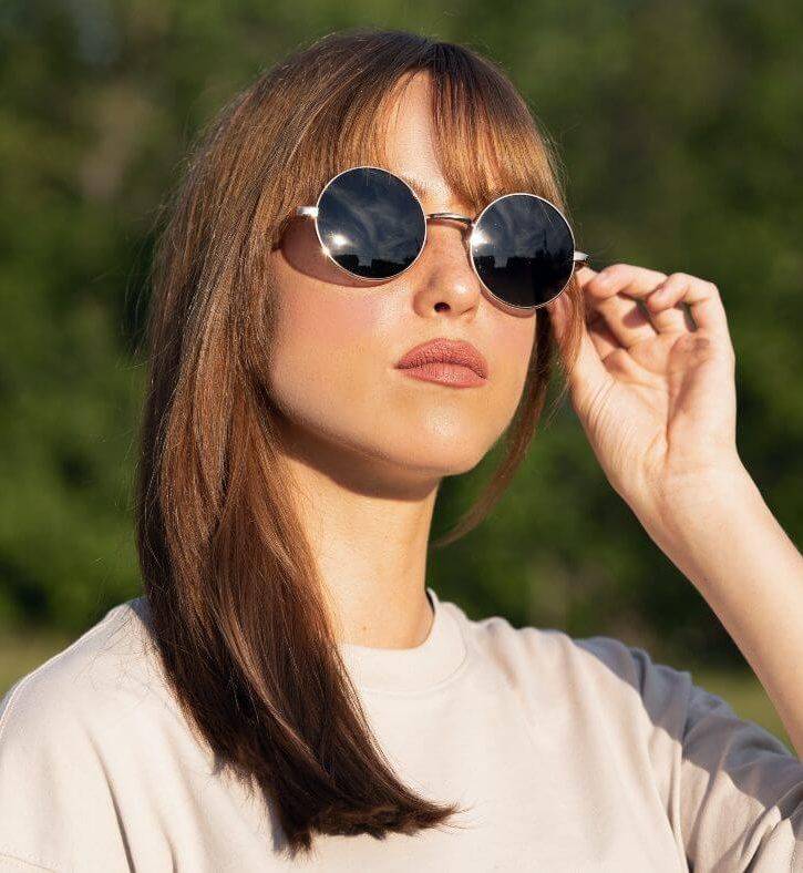 Femme portant des lunettes de soleil teintées violettes Lennon, John Lennon