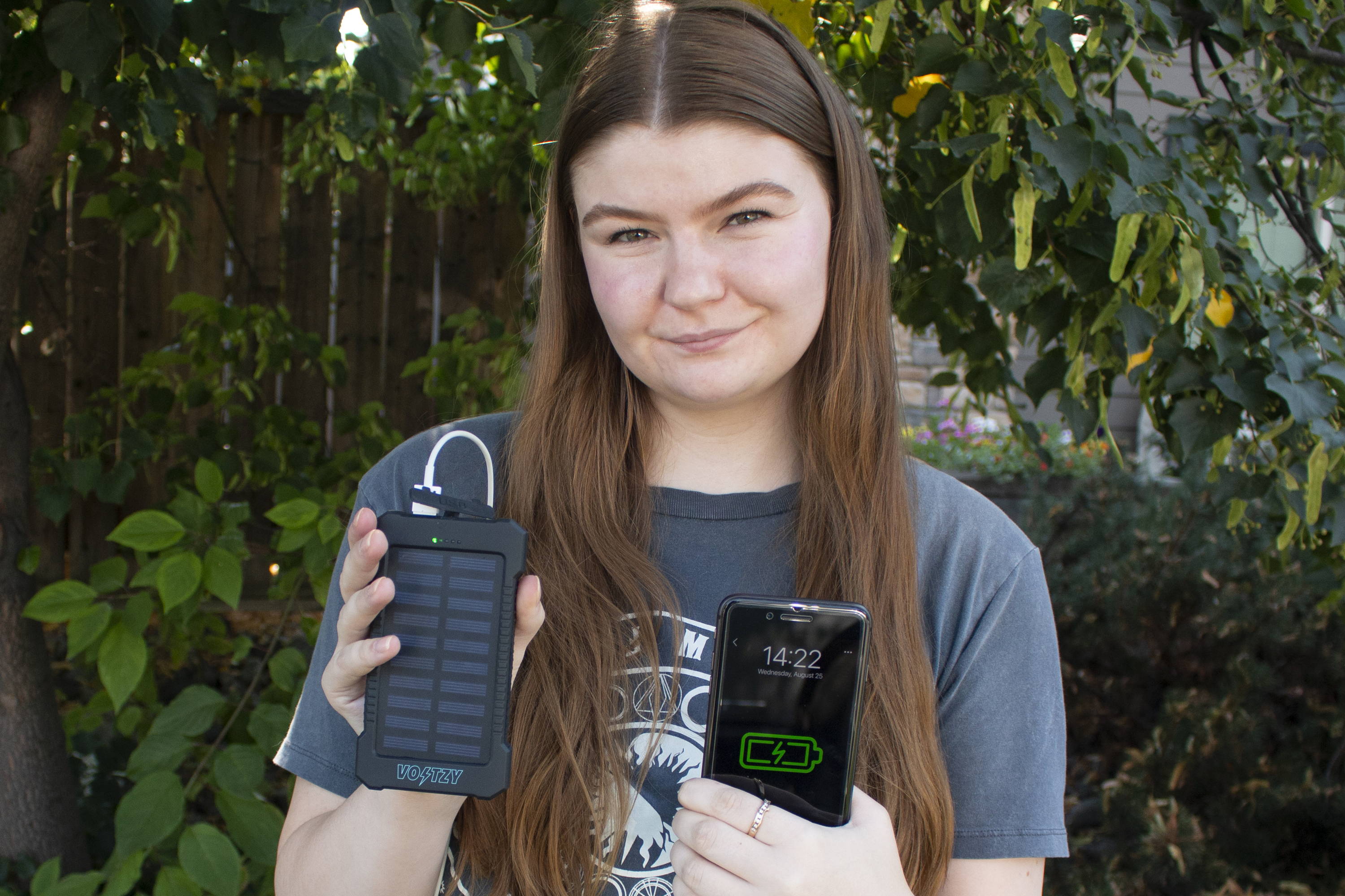 Kirsten, our brand ambassador charges her phone with Voltzy Powerbank 