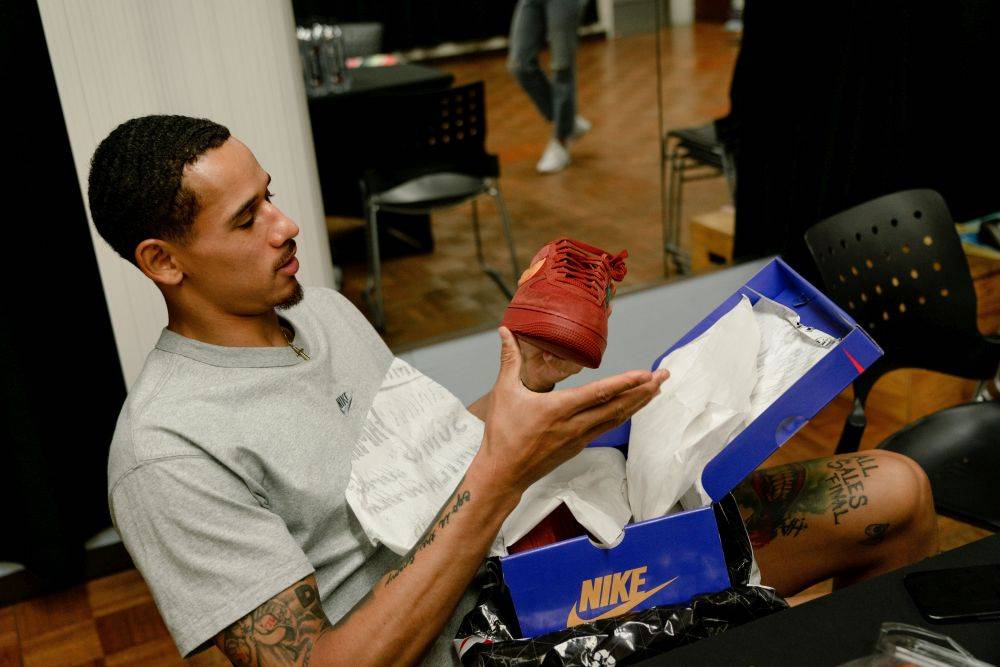 juan toscano looking at shoes