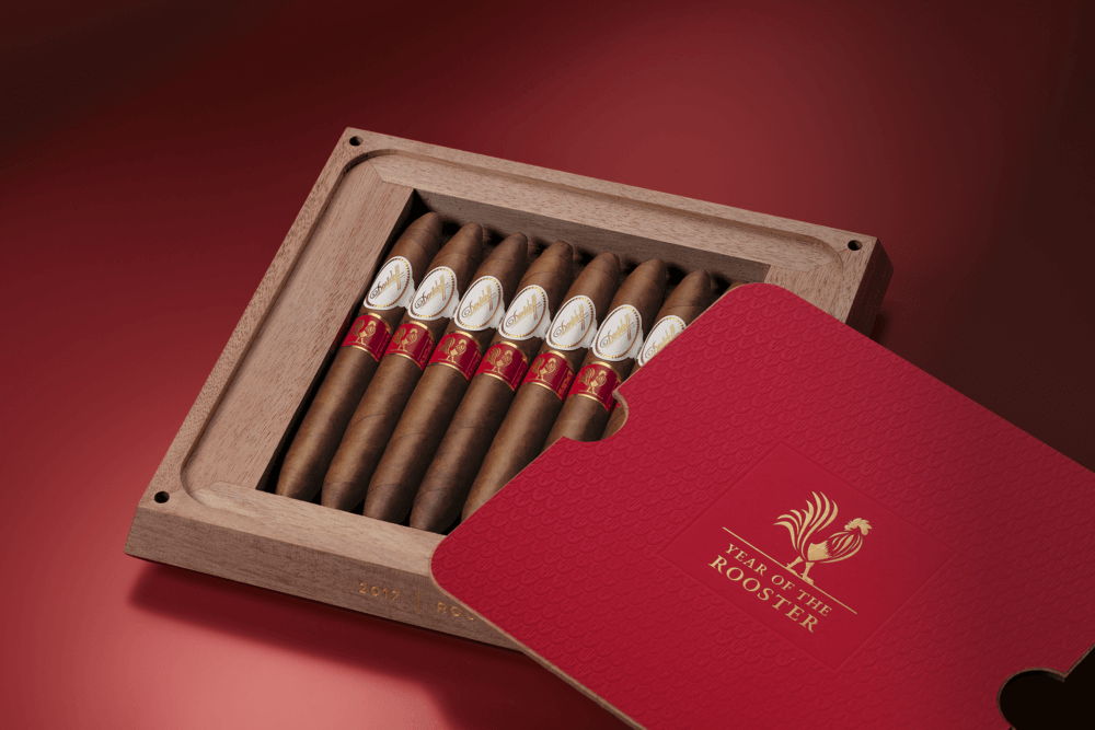 Offenes Tablett der Davidoff The Year of Collector’s Edition Rooster-Zigarren.