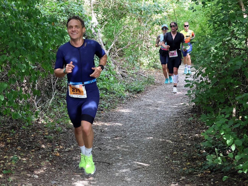 Athleten auf der Laufstrecke des triathlon.de CUPs Königsbrunn 2026.