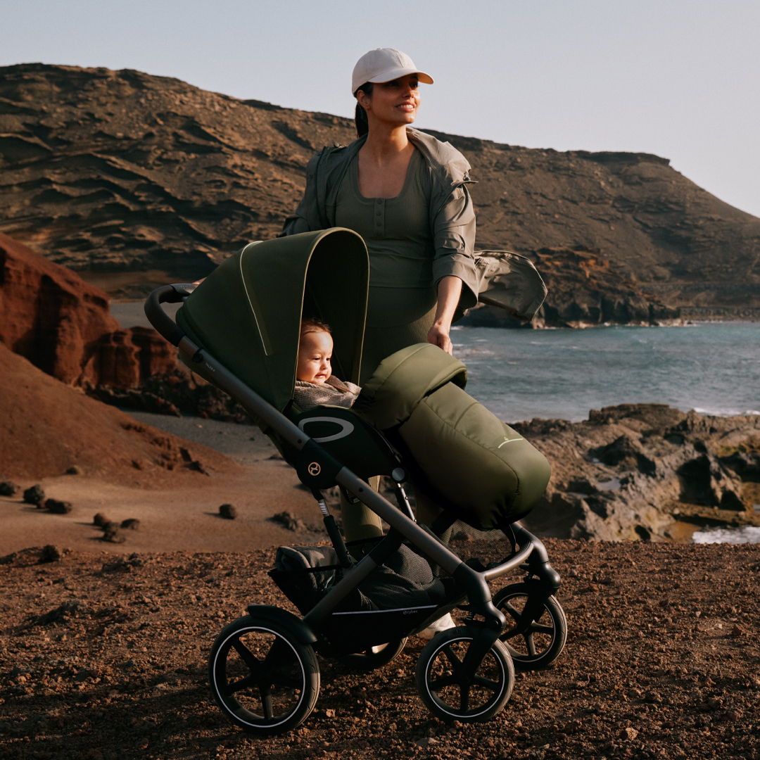 mamá con su bebé en coche de paseo todo terreno