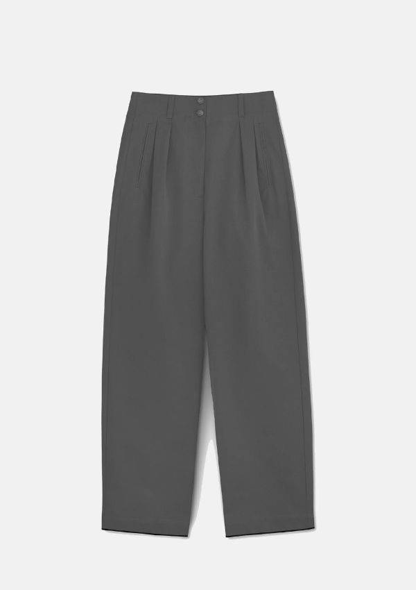 Product image of Skall Studio Painter Pants in Charcoal Grey. Long trousers in a slightly wide oversized shape with pleats at the front, two button fastening and belt loops.