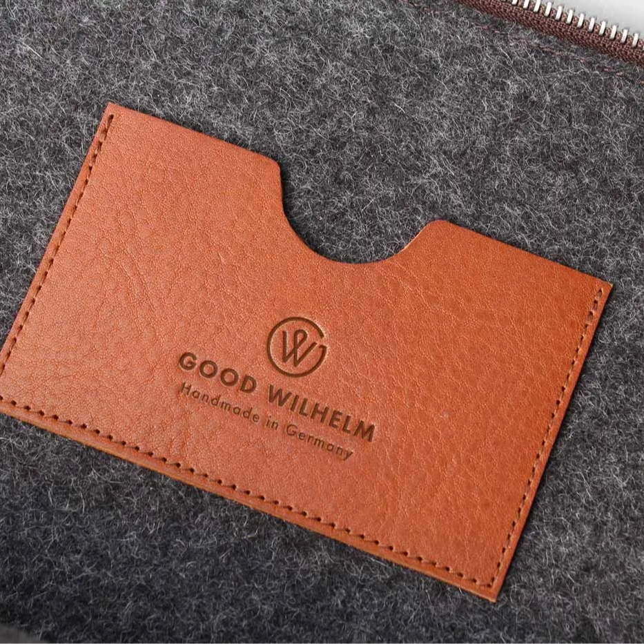 Ein Visitenkartenfach mit GoodWilhelm Logoprägung im Inneren einer iPad Hülle in der Farbe Cognac