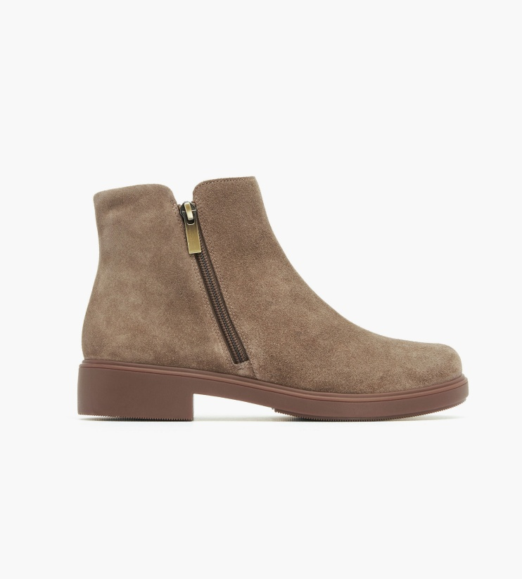 The ABEO Compass zip in beige suede is a super supportive bootie that will keep you comfortable and aligned all day