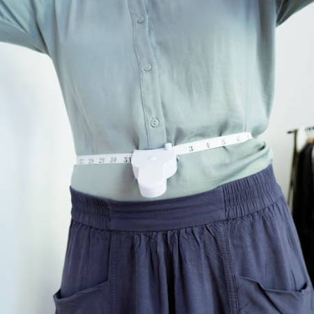 Using the body self measuring tape to measure a waist 