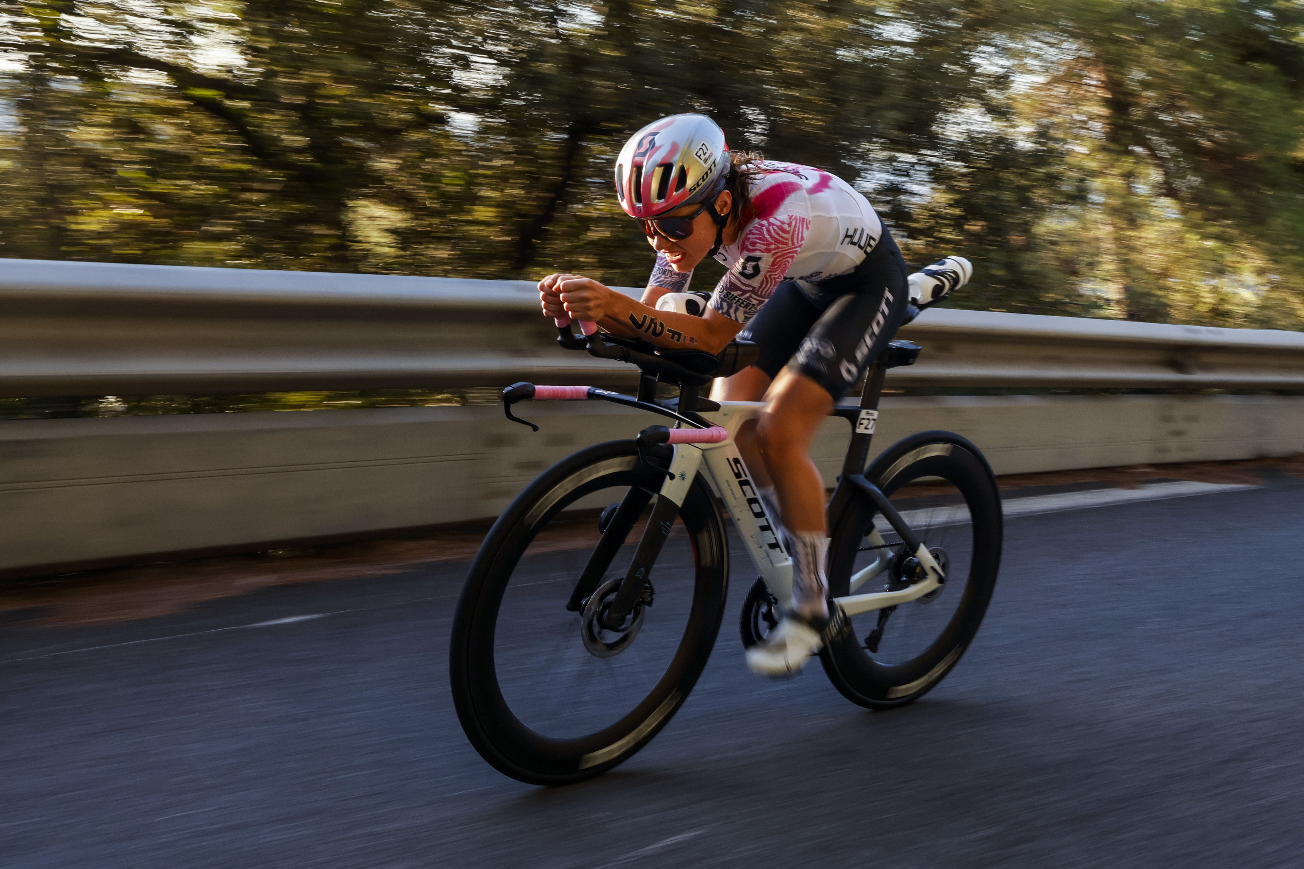 Alanis Siffert aus der Schweiz auf der Radstrecke des Frauen-Rennens der IRONMAN-70.3-Weltmeisterschaft.
