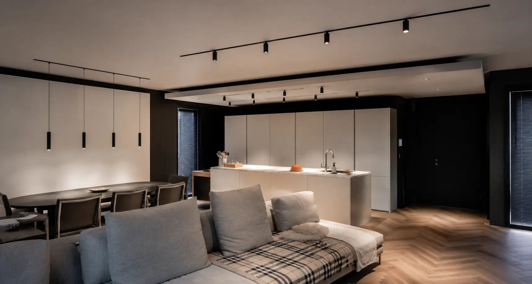 Realizzazione illuminazione moderna con sistema magnetico 48V GISLED in open space cucina e soggiorno
